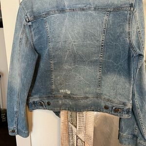 Weathered jean jacket. Cropped. With inside pockets.